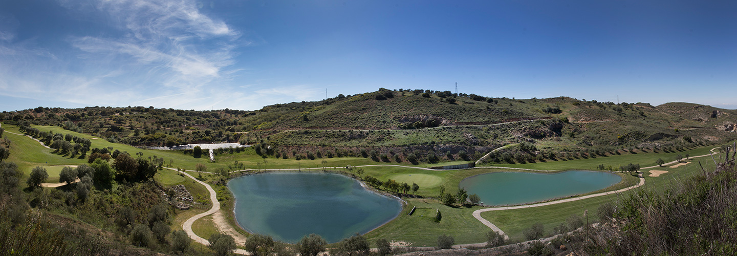 panorámica con dos lagos en antequera golf