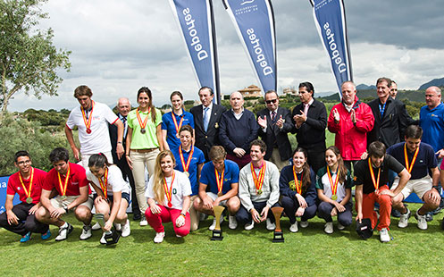 entrega de medallas en el campo de golf