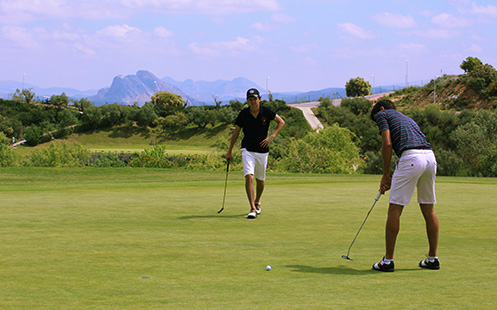 dos jugadores en el campo