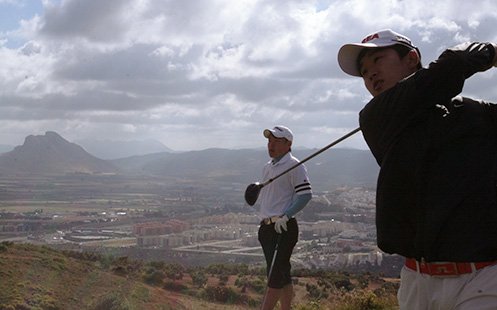 jugadores en el campo con paisaje de la peña