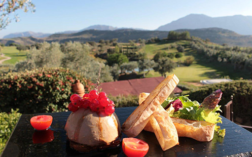Aperitivo en la terraza aperitivo servido en la terraza del restaurante