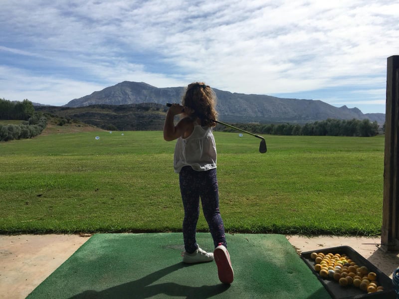 El golf ya forma parte de la programación escolar de los alumnos de primaria de Antequera